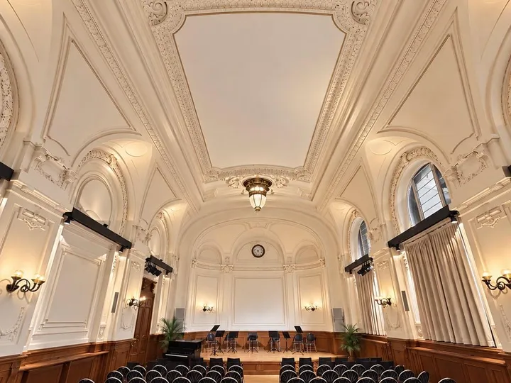 Blick über die Sitzreihen zur Bühne der Albert Hall