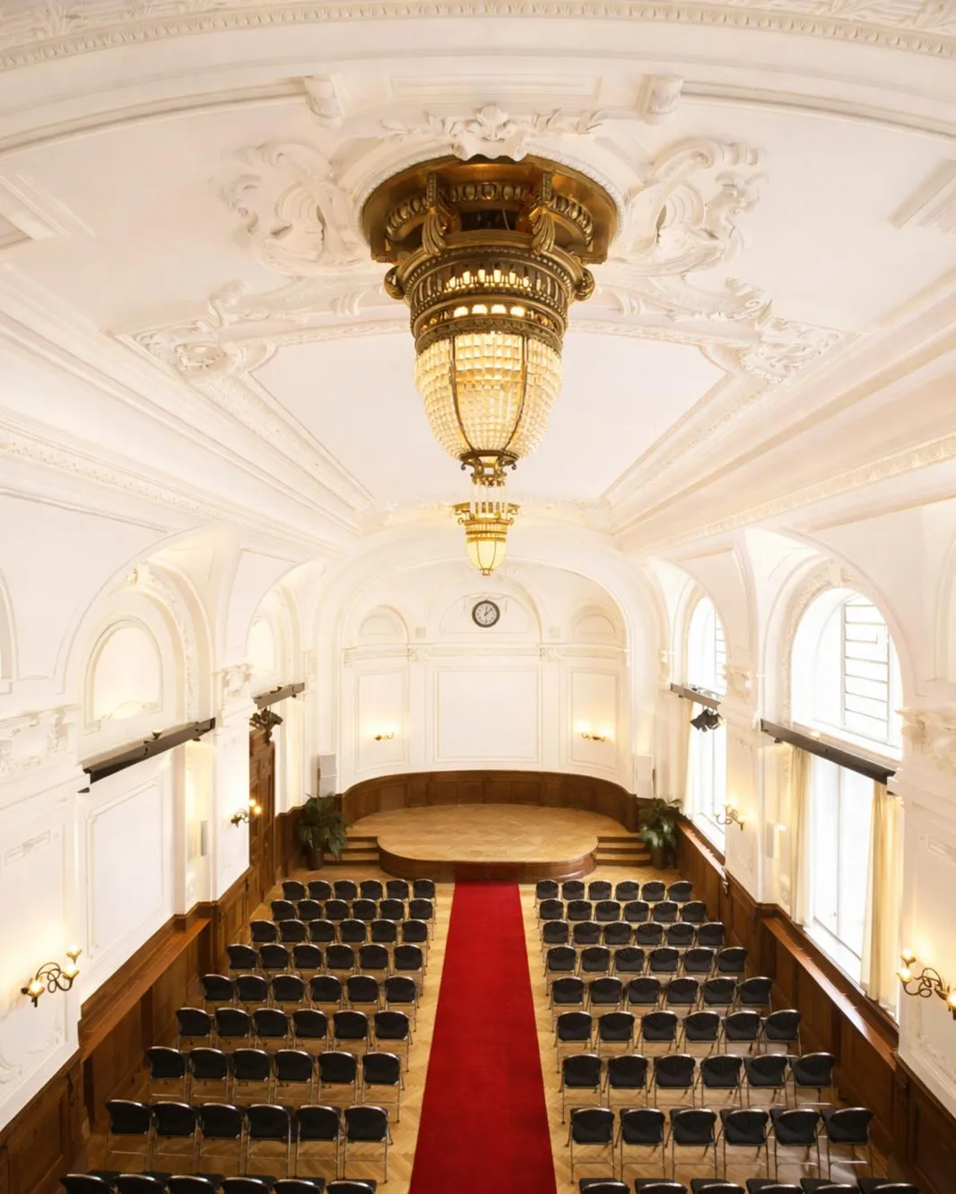 Konzertsaal der Albert Hall mit Kronleuchter und Stuckdecke